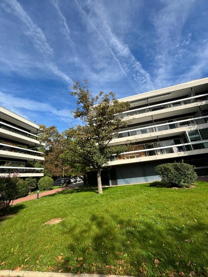 Apartamento Ecrin De Verdure Au Chesnay Et Parking Gratuit Le Chesnay  Exterior foto